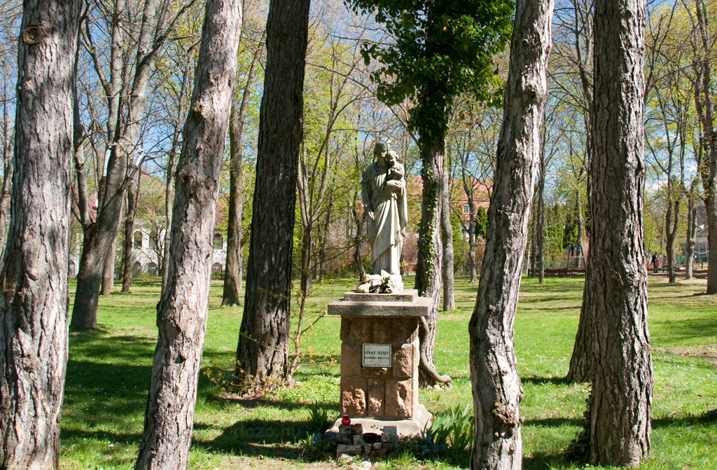 Szent Jzsef szobor a mriaremetei templomkertben
