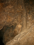 hasadékbarlang, azaz a kőzetek törésvonalainak felnyílásának eredménye