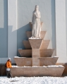 Szent Hedvig szobra a vci Fehrek temploma oldalban...