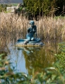 Ülő lány szobor a margitszigeti Japánkertben...